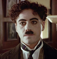 Robert Downey Jr. em cena de Chaplin.  Foto: Adoro Cinema