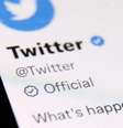 A rede social Twitter começou a devolver os crachás de verificação a algumas contas, sem que os seus titulares tenham subscrito o seu novo plano  Foto: Getty Images / BBC News Brasil