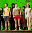 Bastidores da segunda tarefa: Daniel Radcliffe de vermelho, Robert Pattinson de amarelo, Stanislav Ianevski de regata como Viktor Krum e Clémence Poésy como Fleur Delacour.  Foto: Adoro Cinema