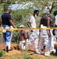 Detetives quenianos e especialistas forenses examinam uma sepultura na floresta de Shakahola, no Quênia  Foto: REX/SHUTTERSTOCK / BBC News Brasil