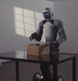 Robo humanoide Eve, criado pela empresa 1X, financiada pela OpenAI  Foto: Reprodução / YouTube
