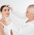 Ao notar qualquer sintoma, o ideal é consultar um dermatologista   Foto: New Africa | Shutterstock / Portal EdiCase