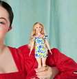 A modelo britânica Ellie Goldstein disse que se sentiu 'impressionada' quando viu a nova Barbie  Foto: MATTEL / BBC News Brasil