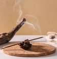 Uma noite de sono relaxante faz bem para a mente e para o corpo físico. Descubra quais são os incensos que ajudam a dormir melhor! -  Foto: Shutterstock / João Bidu