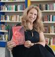 A professora Kátia Giovana lançou um livro com dicas para outras mulheres em situação de vulnerabilidade  Foto: Arquivo Pessoal