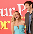 Reese Witherspoon e Ashton Kutcher na première mundial de Na Sua Casa ou na Minha?, em fevereiro de 2023, em Los Angeles.  Foto: Adoro Cinema
