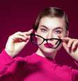 Se a sua armação for preta, varie à vontade nas cores da maquiagem  Foto: Kiselev Andrey Valerevich | Shutterstock / Portal EdiCase