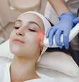 Peeling, microagulhamento e luz intensa pulsada estão entre as técnicas mais recomendadas para o outono |  Foto: prostooleh/Freepik / Boa Forma