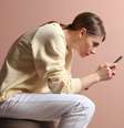 A coluna pode sofrer com o uso prolongado do celular -  Foto: Shutterstock / Alto Astral