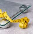 Imagem meramente ilustrativa de uma balança com um fita métrica no chão  Foto: Tatiana Sviridova / iStock