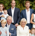 O rei Charles III ao lado da rainha consorte, Camilla, dos filhos e netos  Foto: Reprodução