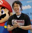 Shigeru Miyamoto e seu filho mais querido   Foto: Nintendo / Divulgação