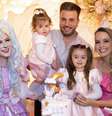 Filha de Thaeme Mariôto, Liz posa com a mãe, o pai, o empresário Fábio Elias, e a irmã, Ivy, de 1 ano, em seu aniversário de 4 anos.  Foto: Divulgação, Tamid Moments / Purepeople