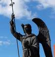 Ele possui o dom de nos proteger e auxiliar durante nossa trajetória. Faça a Oração do Arcanjo Gabriel para pedir abertura de caminhos! -  Foto: Shutterstock / João Bidu