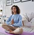 Meditar promove o autoconhecimento e é uma ação de autocuidado  Foto: insta_photos / Adobe Stock