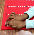 Cega de nascença, Gupta passou nove meses recebendo treinamento em exames tácteis da mama, uma forma especializada de exame clínico  Foto: Priti Salian / BBC News Brasil