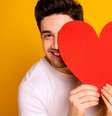 Tá afim de uma pessoa e quer potencializar sua sedução? Aqui você aprende simpatias para fazer o crush se apaixonar de vez! -  Foto: Shutterstock / João Bidu