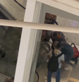 O homem ficou caído no pé da escada rolante  Foto: Reprodução/Redes Sociais