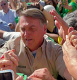 Bolsonaro é recebido por apoiadores ao desembarcar em Ribeirão Preto   Foto: Poder360