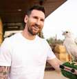 This handout picture provided by the Saudi Tourism Authority on May 1, 2023, shows Argentina's forward Lionel Messi holding a falcon in Riyadh. (Photo by Saudi Tourism Authority / AFP) / RESTRICTED TO EDITORIAL USE - MANDATORY CREDIT "AFP PHOTO / SAUDI TOURISM AUTHORITY " - NO MARKETING - NO ADVERTISING CAMPAIGNS - NO ARCHIVE-DISTRIBUTED AS A SERVICE TO CLIENTS  Foto: Divulgação/Autoridade de Turismo Saudita / Estadão