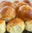 Pão de leite, caseiro, macio e fofinho, com ingredientes básicos  Foto: Bake and Cake Gourmet