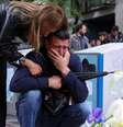 Moradores de Belgrado se emocionam em frente à escola onde ocorreu o crime  Foto: DW / Deutsche Welle