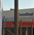 Imagem mostra uma foto de Beto Freitas colada em uma grade do Carrefour de Porto Alegre.  Foto: Imagem:  Alina Souza/CP Memória / Alma Preta