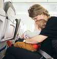 Imagem meramente ilustrativa de uma mulher carregando um bebê  Foto: Paul Hanaoka/ Unsplash