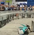Robô Digit, da Agility Robotics, "desmaia" após trabalhar por 20 horas na feira de logística ProMat 2023  Foto: Reprodução/Twitter @moistonig