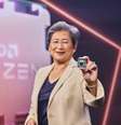 Lisa Su, CEO da AMD, com um chip Ryzen 7000   Foto: divulgação/AMD / Tecnoblog