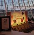 Maior caixa de chocolates do mundo pesa mais de 2 toneladas e bate recorde oficial do Guinness Book.  Foto: Divulgação @russellstoverus / Estadão