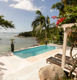 A casa 'Piccola Villa' tem três andares com vista para a praia de Taquaras  Foto: Airbnb/Reprodução / Viagem e Turismo