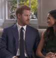 Em 2020, o casal decidiu se afastar dos compromissos oficiais da família real britânica. De lá para cá, os dois se envolveram em algumas polêmicas, incluindo a participação em um documentário da Netflix expondo alguns podres da realeza.  Foto: Reprodução Canal BBC / Flipar
