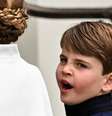 O príncipe Louis do Reino Unido boceja ao chegar à Abadia de Westminster para a cerimônia de coroação do rei Charles, em Londres  Foto: REUTERS/Dylan Martinez