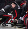 Policiais cuidam de um colega policial que desmaiou em Westminster no dia da coroação do rei Charles  Foto: REUTERS/Marko Djurica