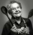 A cozinheira morreu na manhã deste domingo, aos 91 anos  Foto: Instagram/Vovó Palmirinha / Pipoca Moderna