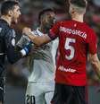 Vinicius Junior e David Garcia discutem durante jogo   Foto: Pablo Garcia Sacristan/Anadolu Agency pela Getty Images