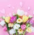 Elas carregam fortes representações de afeto e gratidão. Saiba mais sobre a simbologia das flores para presentear neste Dia das Mães! -  Foto: Shutterstock / João Bidu