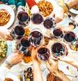 Nada melhor do que tomar uma taça de vinho enquanto come aquele prato que harmoniza direitinho com ele -  Foto: Shutterstock / Alto Astral
