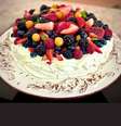Pavlova de frutas vermelhas, claras, creme de leite fresco e frutas são a base dessa receita clássica da confeitaria.  Foto: Bake and Cake Gourmet
