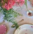 A decoração de Dia das Mães exige uma toalha de mesa simples –  Foto: @toalhasantigas / Alto Astral