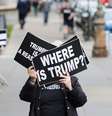 Do lado de fora do tribunal, em Nova York, mulher mostra cartaz: 'Onde está Trump?'  Foto: EPA-EFE/REX/Shutterstock / BBC News Brasil
