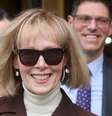 Escritora E. Jean Carroll deixa tribunal de Manhattan  Foto: REUTERS/Brendan McDermid
