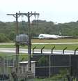 Avião ultrapassou pista de pouso e parou em área de matagal no aeroporto de Salvador (BA)  Foto: Reprodução/TV Globo