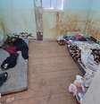 Uma caixa d’água, parcialmente tampada e instalada no alto de uma das casas, armazenava a água utilizada para os lavatórios e cozinha. A mesma água era utilizada diariamente para consumo pelos trabalhadores.  Foto: Reprodução/MTE