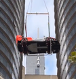 Australiano usa guindaste para levar um McLaren Senna até  sua cobertura no 57° andar; vídeo  Foto: Reprodução