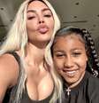 North West - Filha de Kim Kardashian e Kanye West. Em português significa Norte Oeste.  Foto: Instagram @norisblackbook / Flipar
