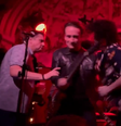 Vocalista e baixista de banda de rock trocam socos e chutes durante show  Foto: Reprodução/Twitter/@FarOutMag