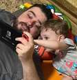 Juno Cecílio e seu filho, Mauro NES, se divertem juntos com os games  Foto: Juno Cecílio / Acervo pessoal