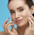 O skin-icing usa o gelo na pele para diminuir o inchado do rosto -  Foto: Shutterstock / Alto Astral